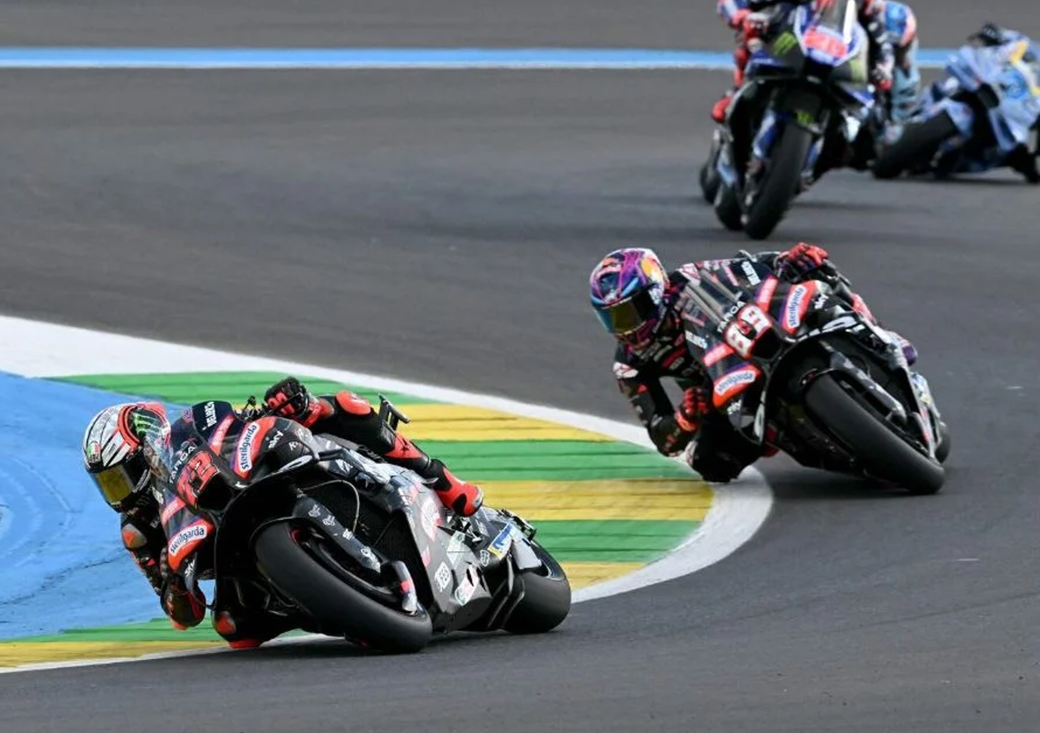 BACK-TO-BACK: Pembalap Aprilia, Marco Bezzecchi, telah memenangi dua balapan awal di MotoGP 2026, masing-masing di Thailand dan Brasil. Foto bawah, Bezzecchi (kiri) melaju di depan Jorge Martin.