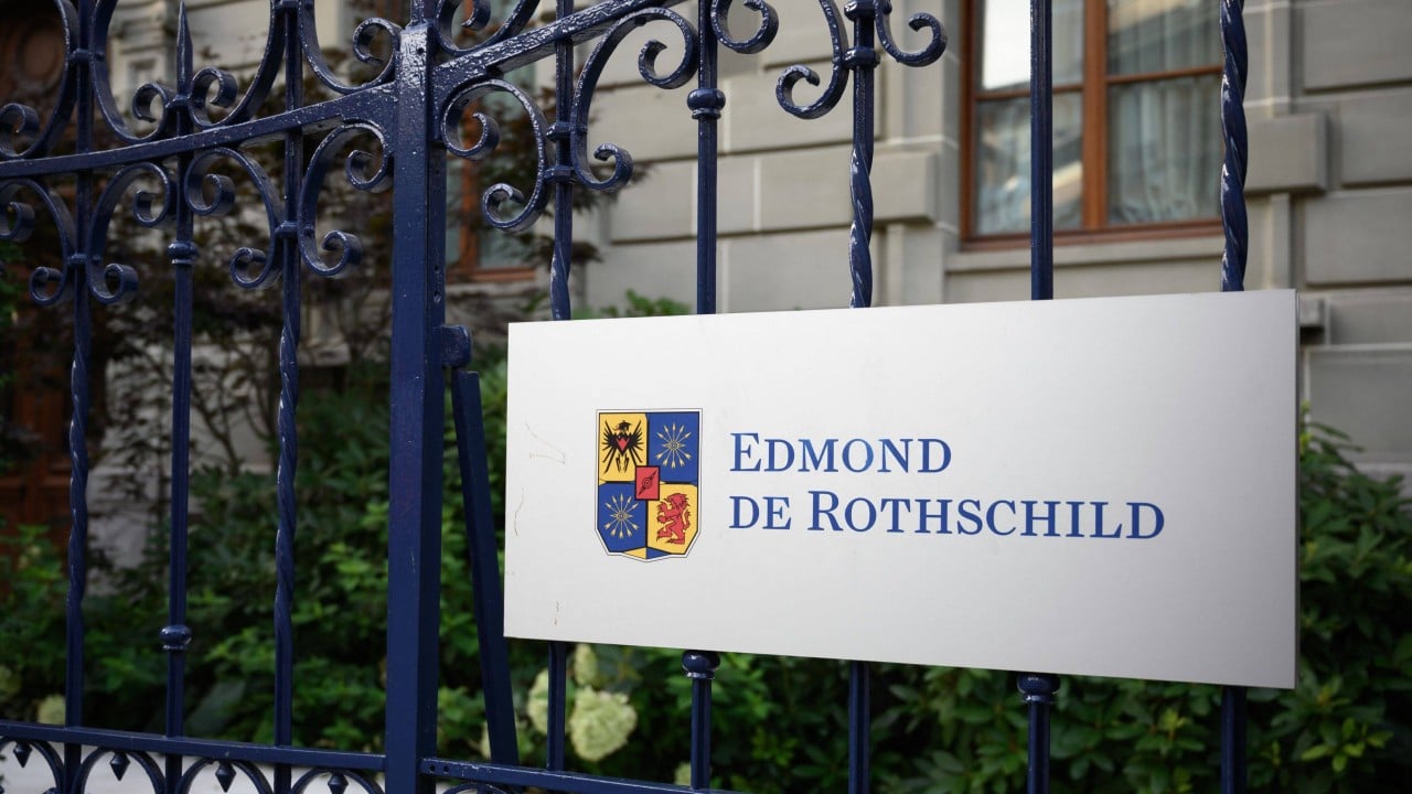 Otoritas hukum Prancis melakukan penggeledahan di bank Edmond de Rothschild terkait keterlibatan mantan diplomat dalam skandal besar Jeffrey Epstein yang mengguncang.