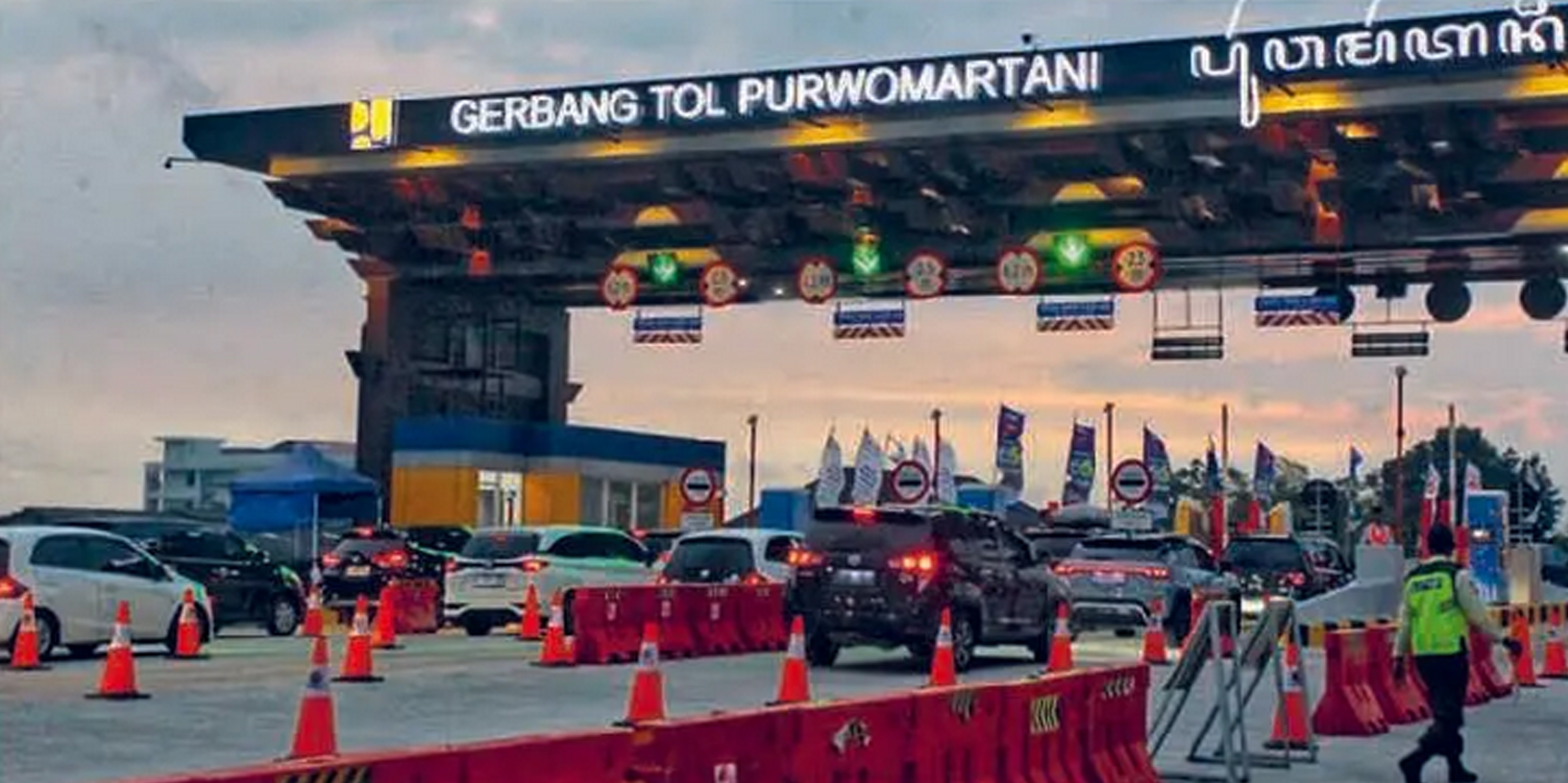 TOL FUNGSIONAL: Situasi di Gerbang Tol Purwomartani, Sleman, Jogjakarta, kemarin (25/3). Segmen Prambanan-Purwomartani bagian dari Tol Jogja-Solo.