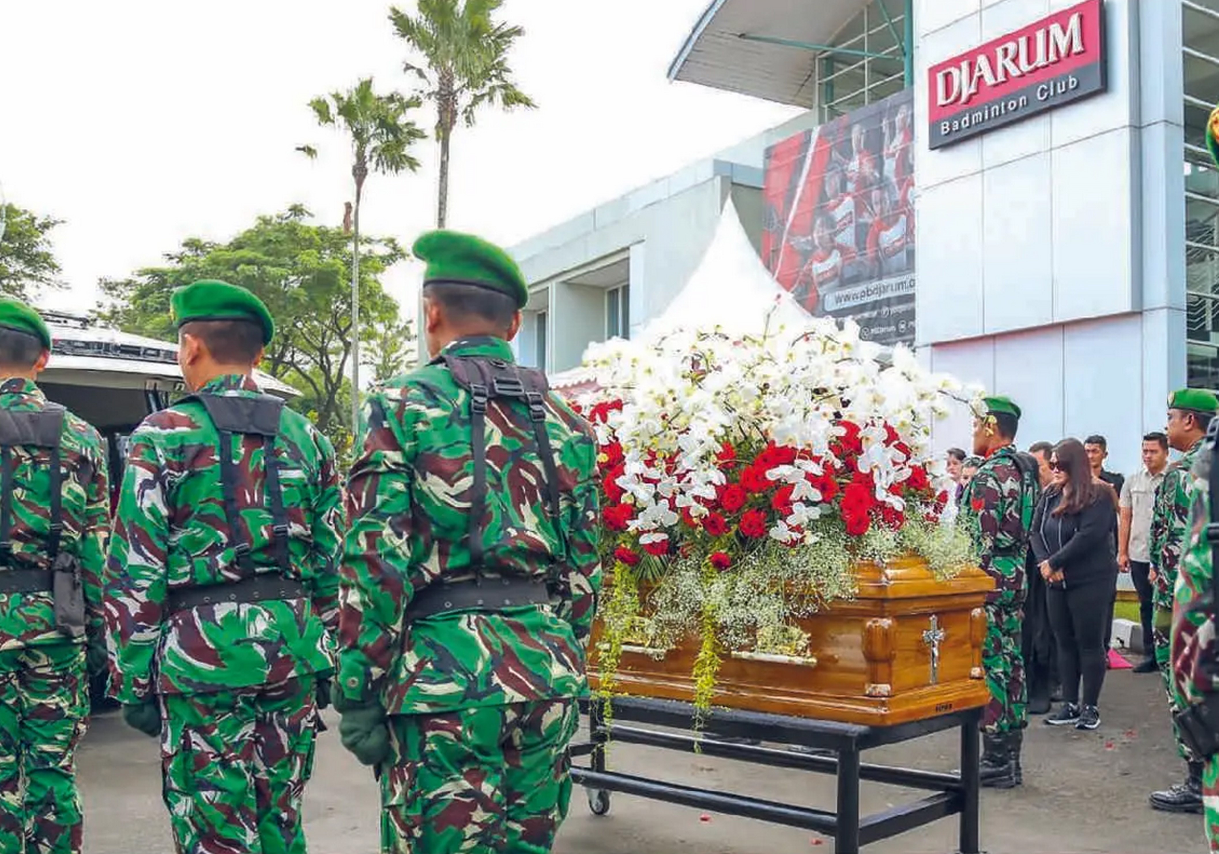 PENGHORMATAN TERAKHIR: Anggota TNI mengantar peti jenazah Michael Bambang Hartono di GOR Djarum Jati, Kudus, untuk dikebumikan di Rembang, Jateng, kemarin (25/3