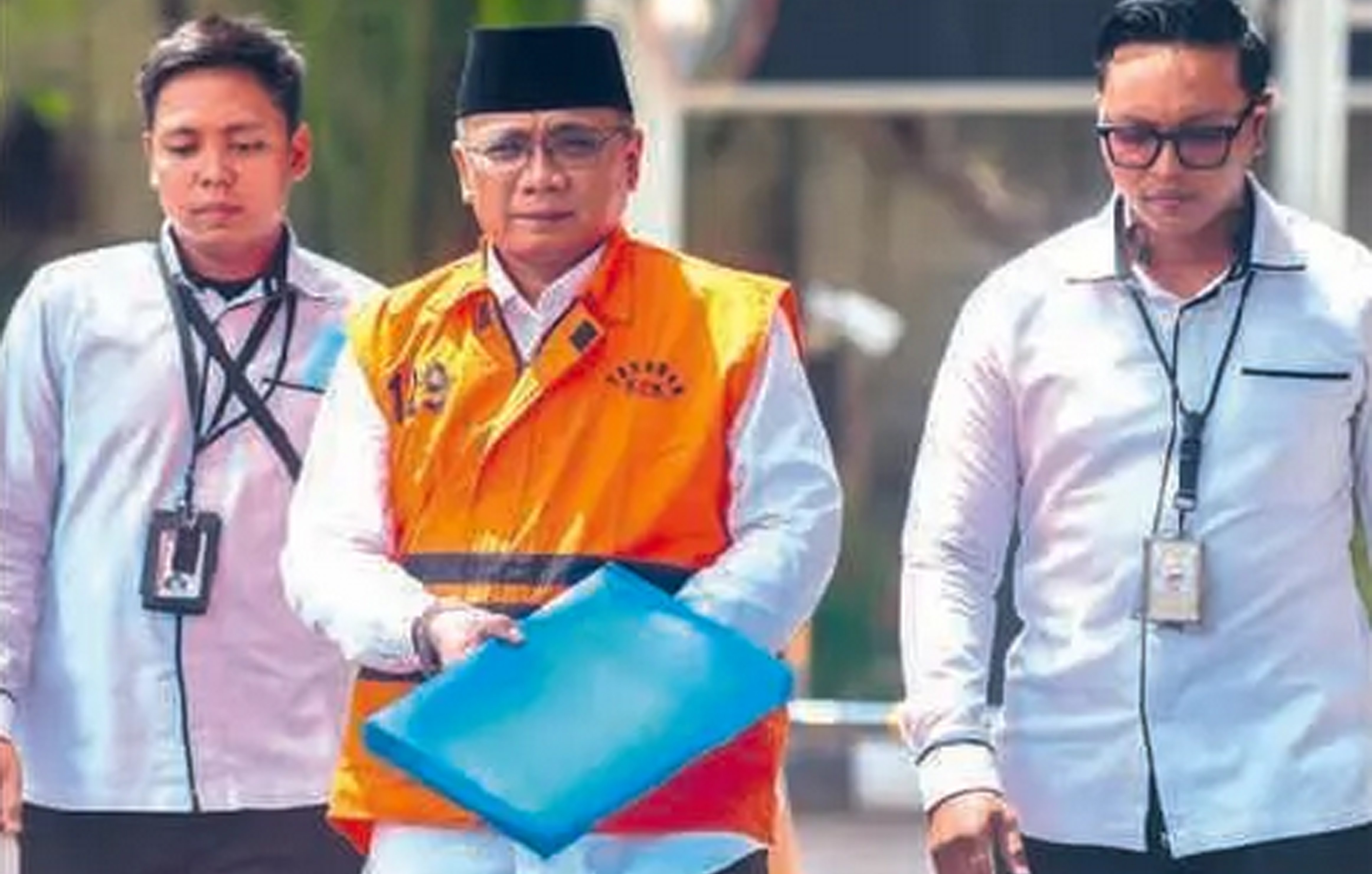 KASUS KUOTA HAJI: Yaqut Cholil Qoumas menuju ruang pemeriksaan di Gedung Merah Putih KPK, Jakarta, kemarin (25/3).