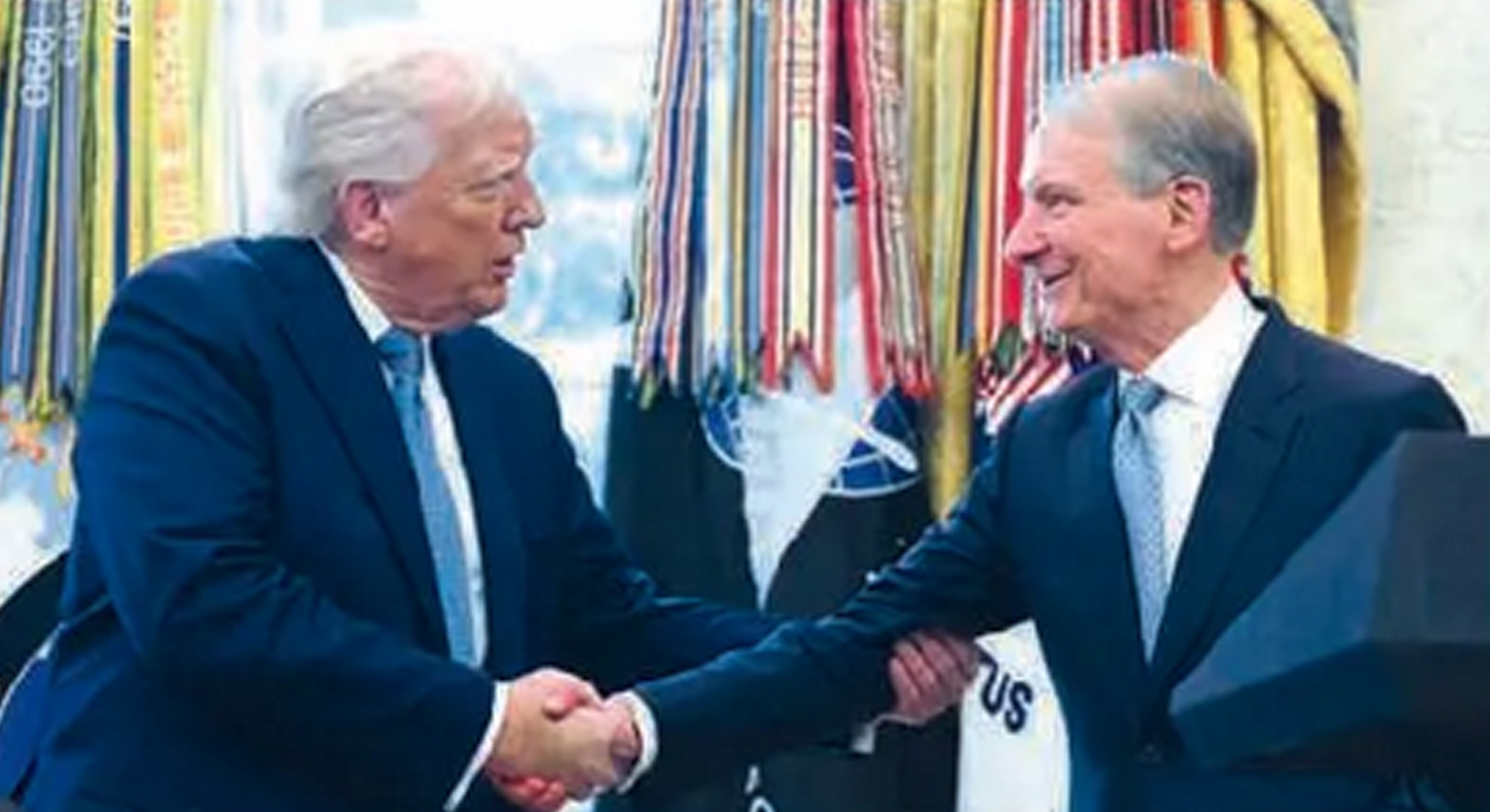 LONGGARKAN REGULASI: Ketua Securities and Exchange Commission Paul Atkins (kanan) memperkenalkan kerangka klasifikasi baru aset kripto yang dianggap melancarkan bisnis keluarga Presiden AS