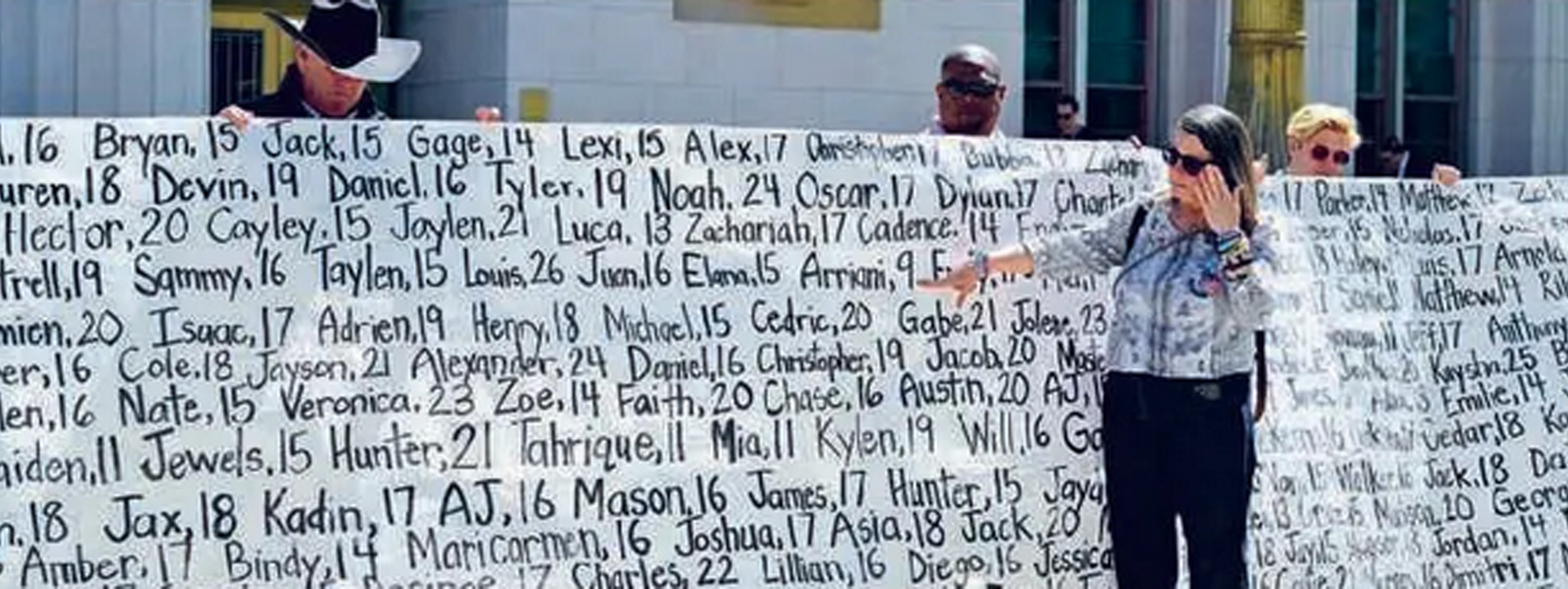 TUNTUT PERTANGGUNGJAWABAN: Mary Roode, ibu remaja yang bunuh diri, di depan spanduk nama-nama korban dampak buruk teknologi internet di Pengadilan Tinggi Los Angeles.