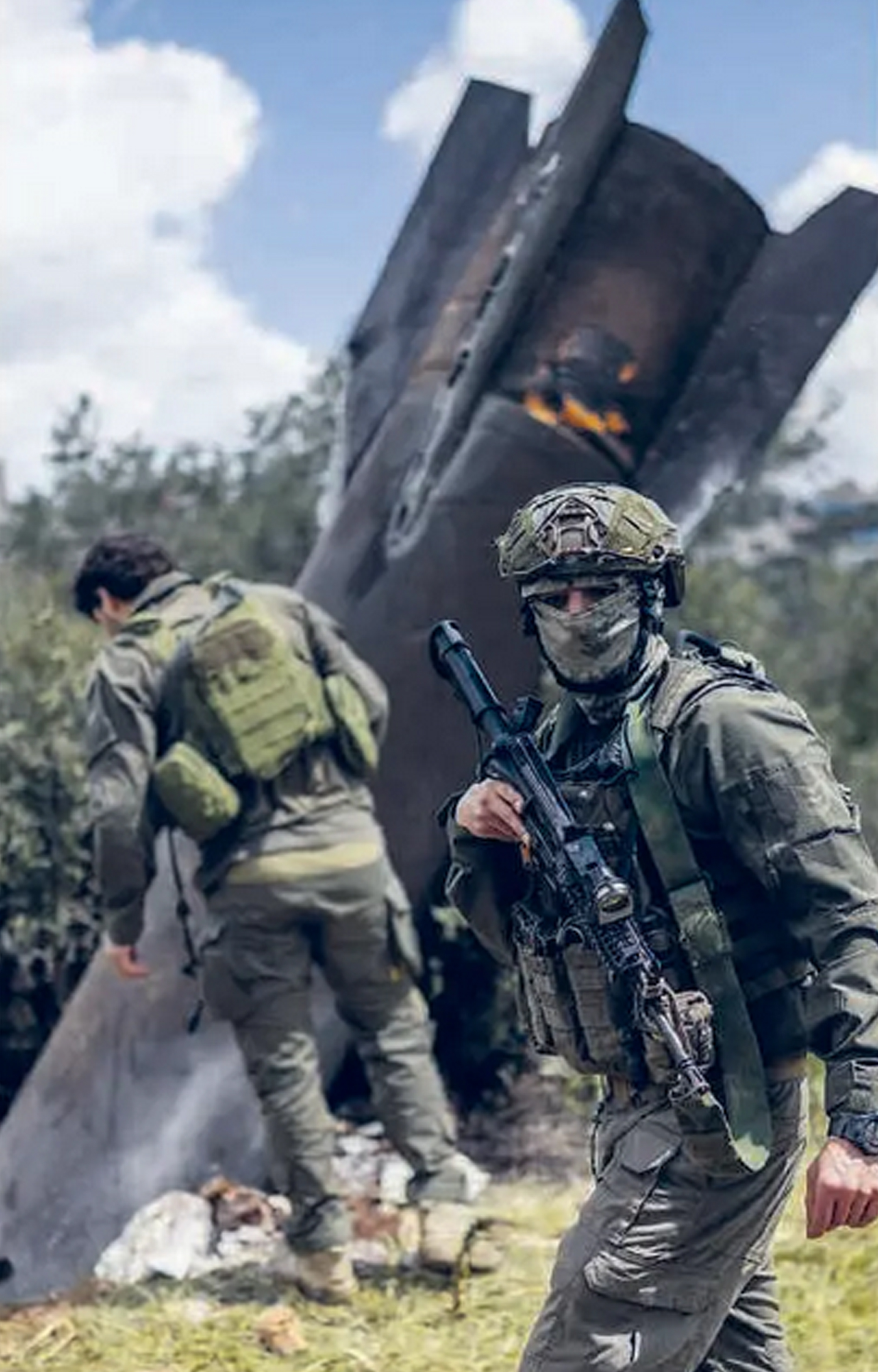 BALASAN UNTUK ISRAEL: Prajurit Israel memeriksa sisa rudal Iran yang jatuh di Desa Hares, Tepi Barat (24/3).