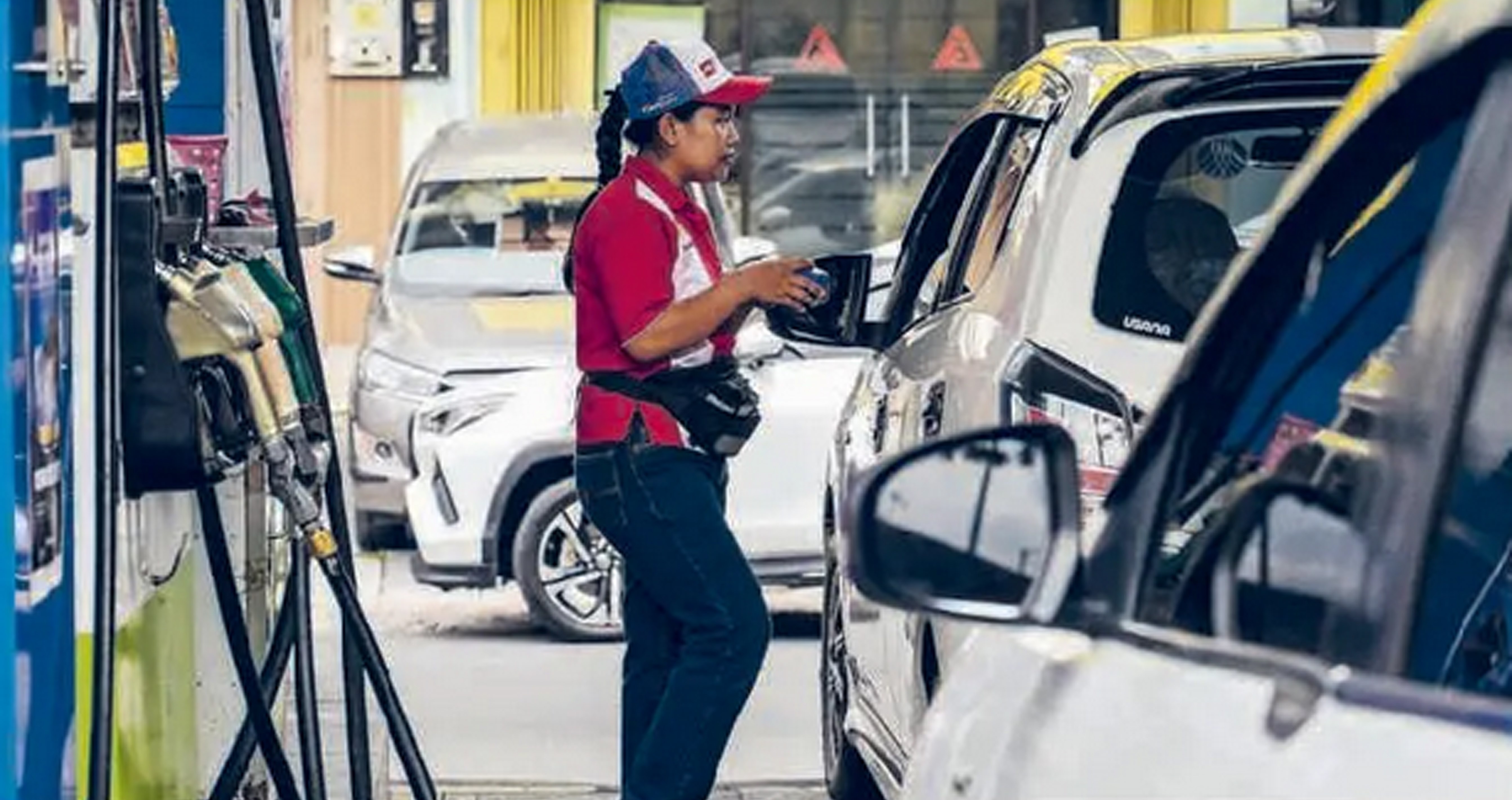 STABIL: Petugas SPBU melayani pengisian BBM di Surabaya. Kendati harga minyak dunia melonjak akibat perang di Timur Tengah, pemerintah Indonesia belum berencana menaikkan harga BBM.