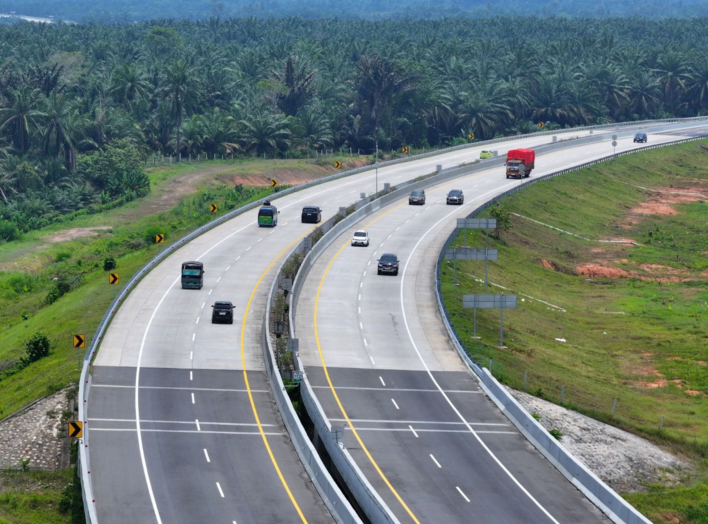 Pemantauan trafik kendaraan di Jalan Tol Trans Sumatera selama arus balik Lebaran, Jumat (27/3).