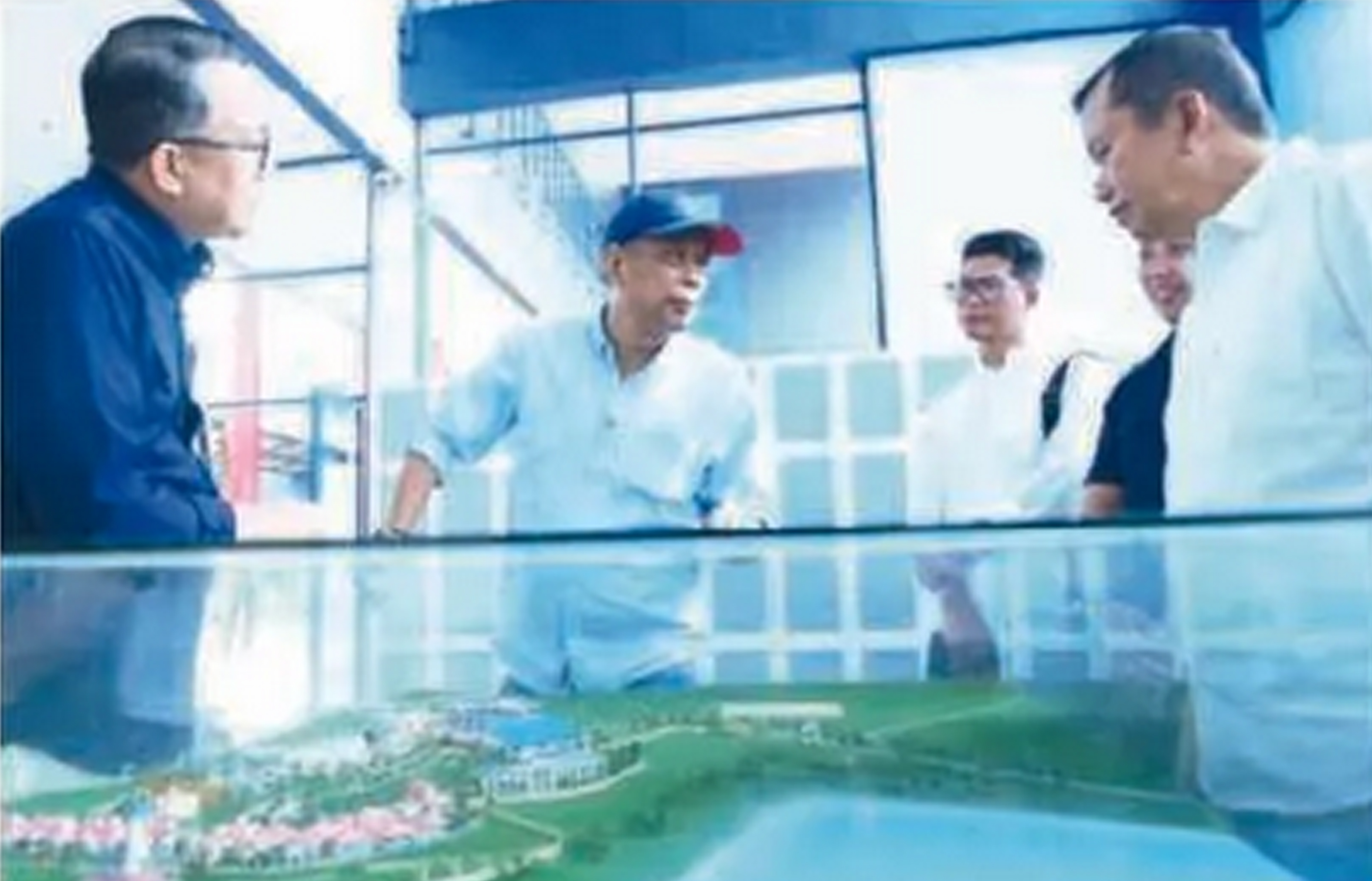 LOKASI BARU: Agus Jabo Priyono (dua dari kiri) mendengar penjelasan soal rencana Pembangunan sekolah rakyat di PPSDMAP, Kabupaten Bogor.