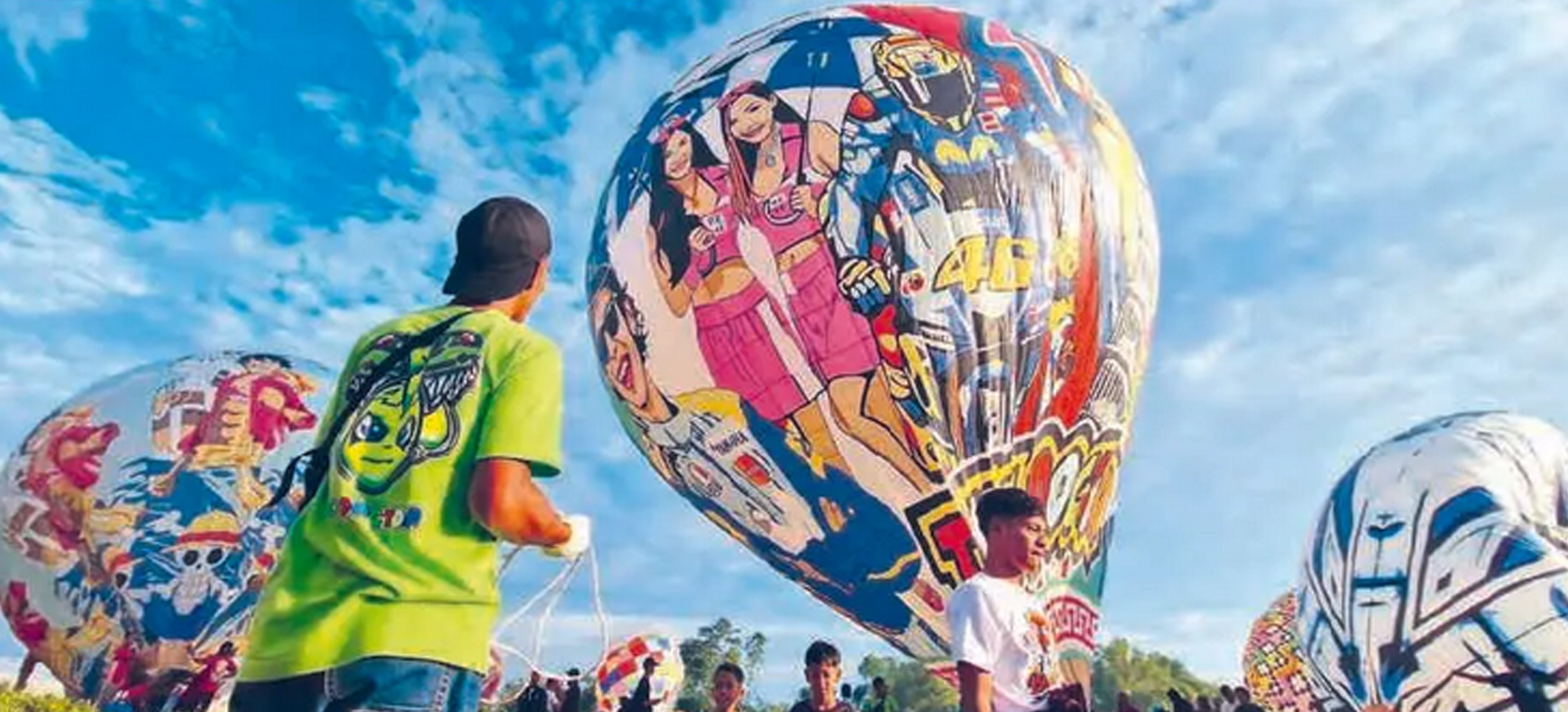 FESTIVAL TAHUNAN: Puluhan balon udara menghiasi langit Sirkuit Motocross Jurang Gandul, Babadan, Ponorogo, kemarin (29/3).