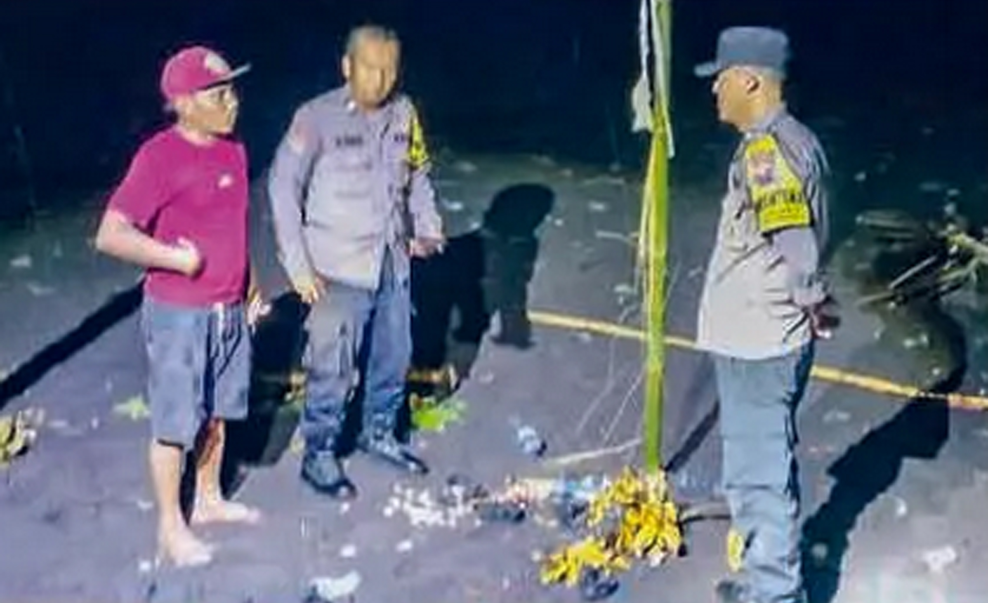 GALIKETERANGAN: Polisi Lumajang mengecek TKP di Pantai Bambang, Lumajang, Jawa Timur, pada Sabtu (28/3) malam. Di tempat itu, delapan pengunjung tersambar petir.