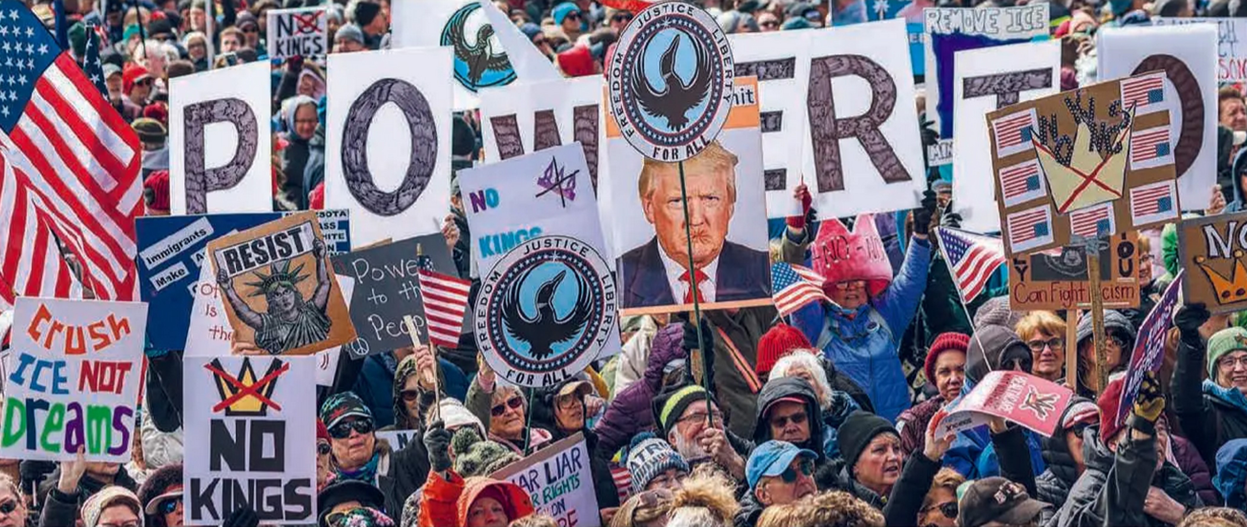 AKSI DAMAI: Para pengunjuk rasa berkumpul di luar Gedung Capitol Negara Bagian Minnesota dalam aksi protes nasional bertajuk No Kings di Saint Paul, Minnesota, AS (28/3).