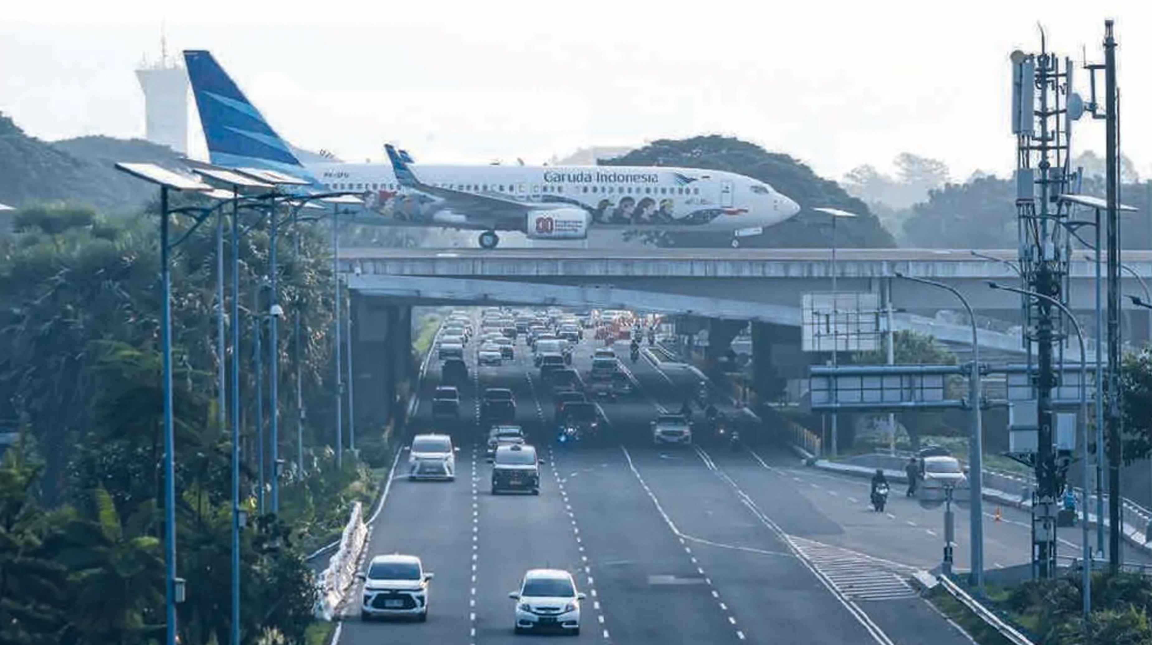 PEMULIHAN KAPASITAS: Pesawat Garuda Indonesia melintas di Bandara Soekarno-Hatta. Hingga akhir 2025, Garuda Indonesia Group mengoperasikan 99 pesawat, naik dibandingkan 84 armada pada Juni 2025.