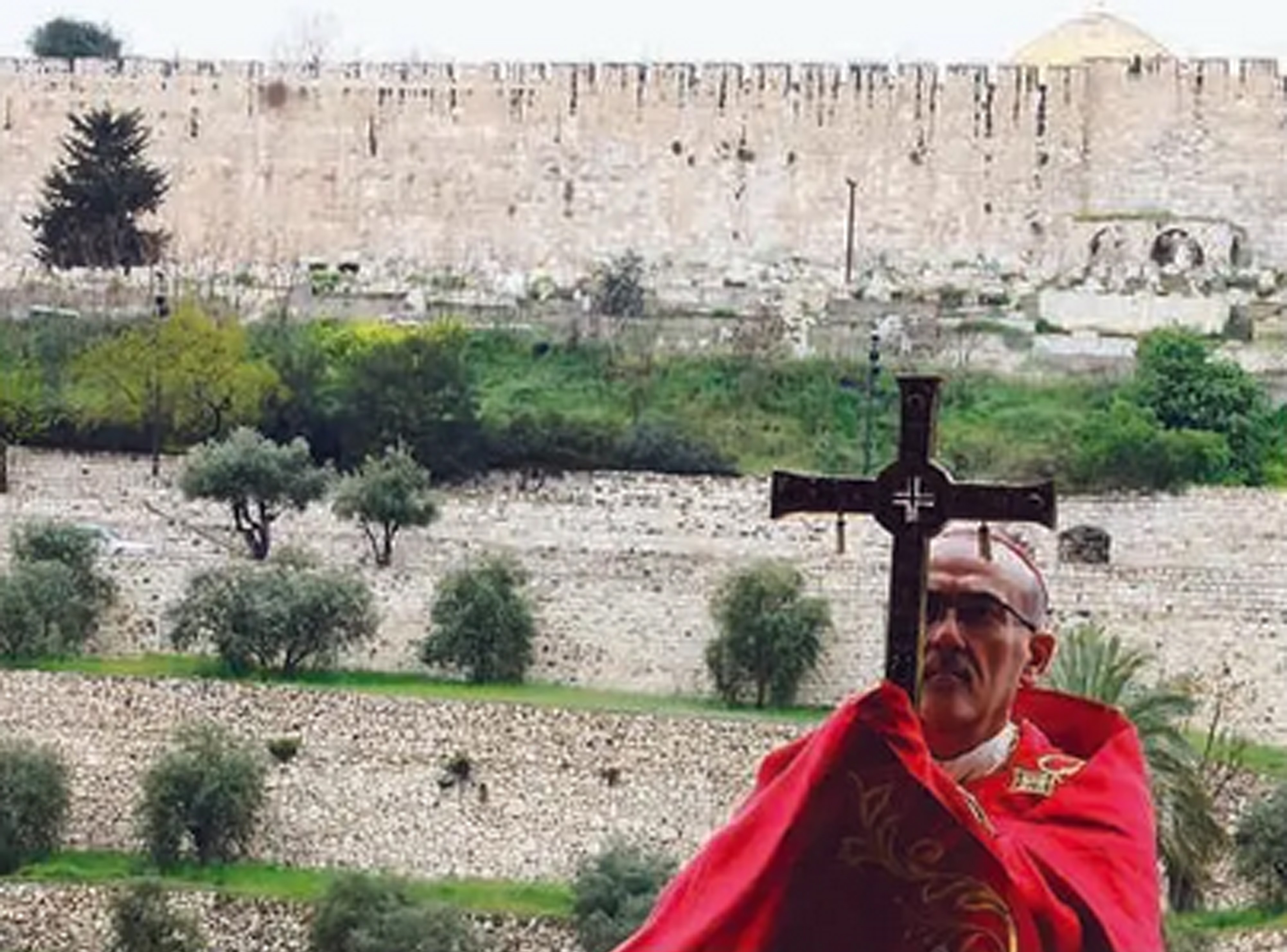 TETAP BERLANJUT: Kardinal Pierbattista Pizzaballa memimpin Minggu Palma di Yerusalem setelah sempat dihalangi polisi Israel.