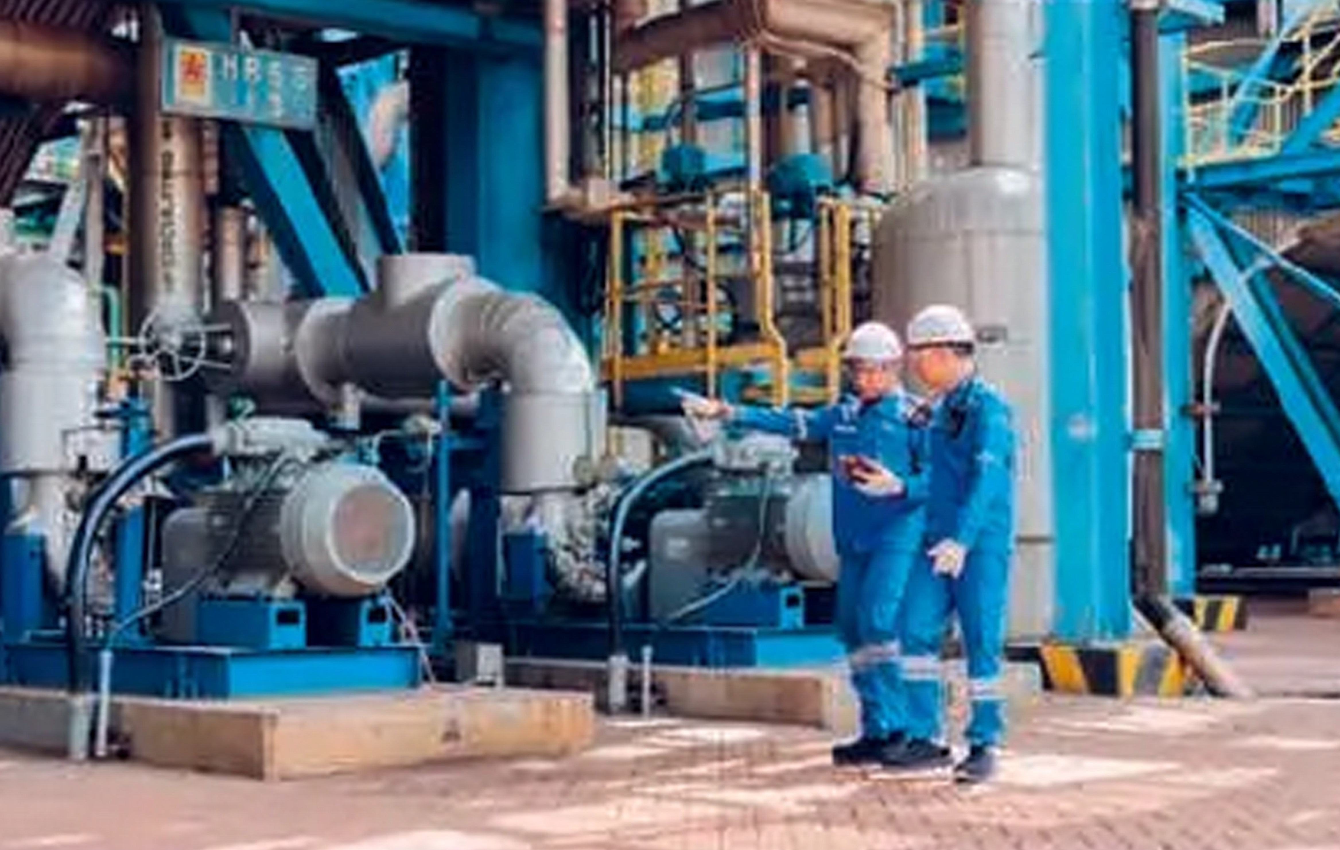 JAGA PASOKAN: Pekerja PLN NP siaga 24 jam untuk memastikan suplai energi berjalan optimal selama Ramadan dan Idul Fitri.