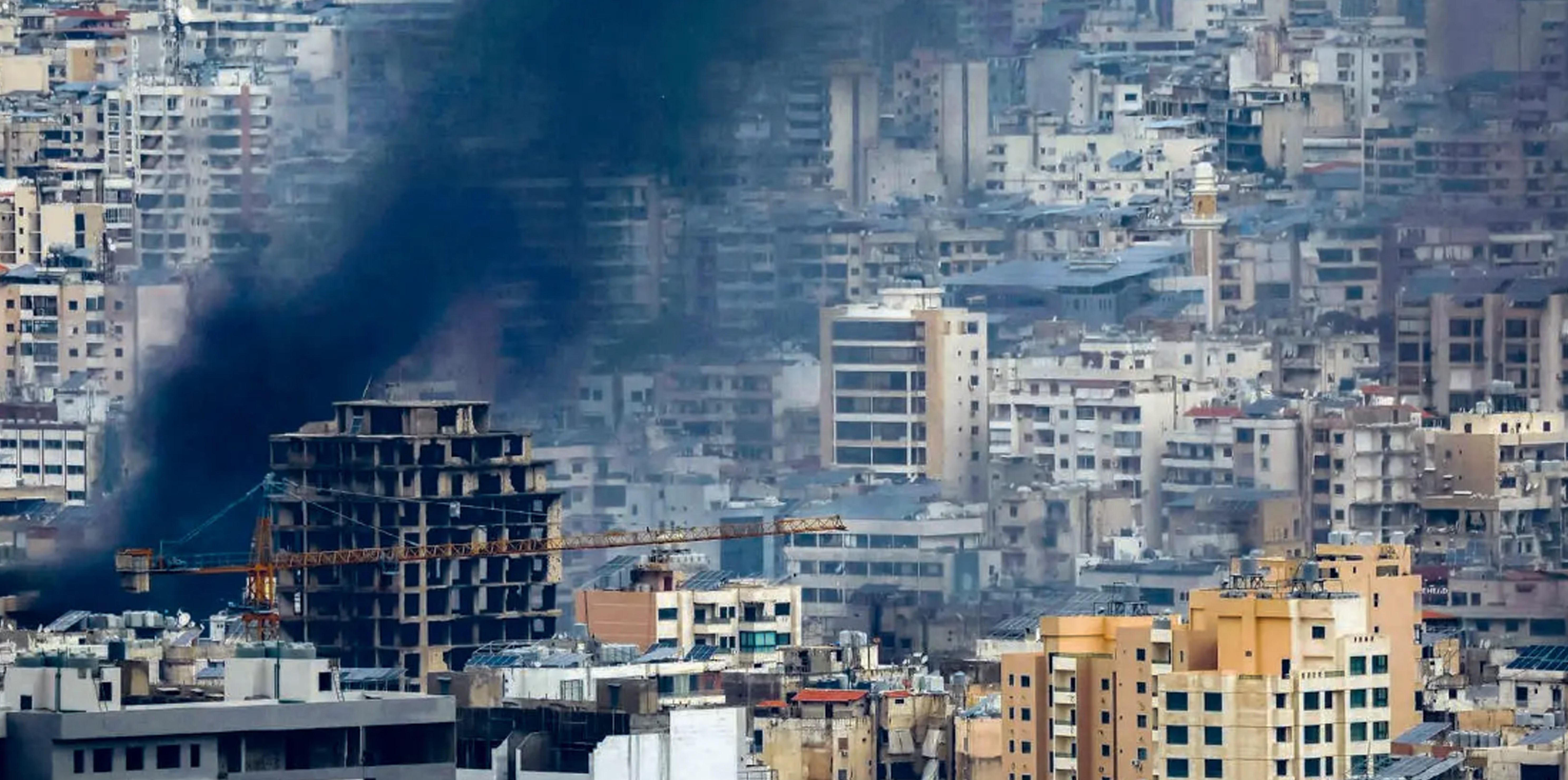 Asap membubung dari bangunan di Lebanon selatan yang menjadi sasaran rudal Israel kemarin (30/3). Di Lebanon selatan ini pula pasukan UNIFIL bermarkas.