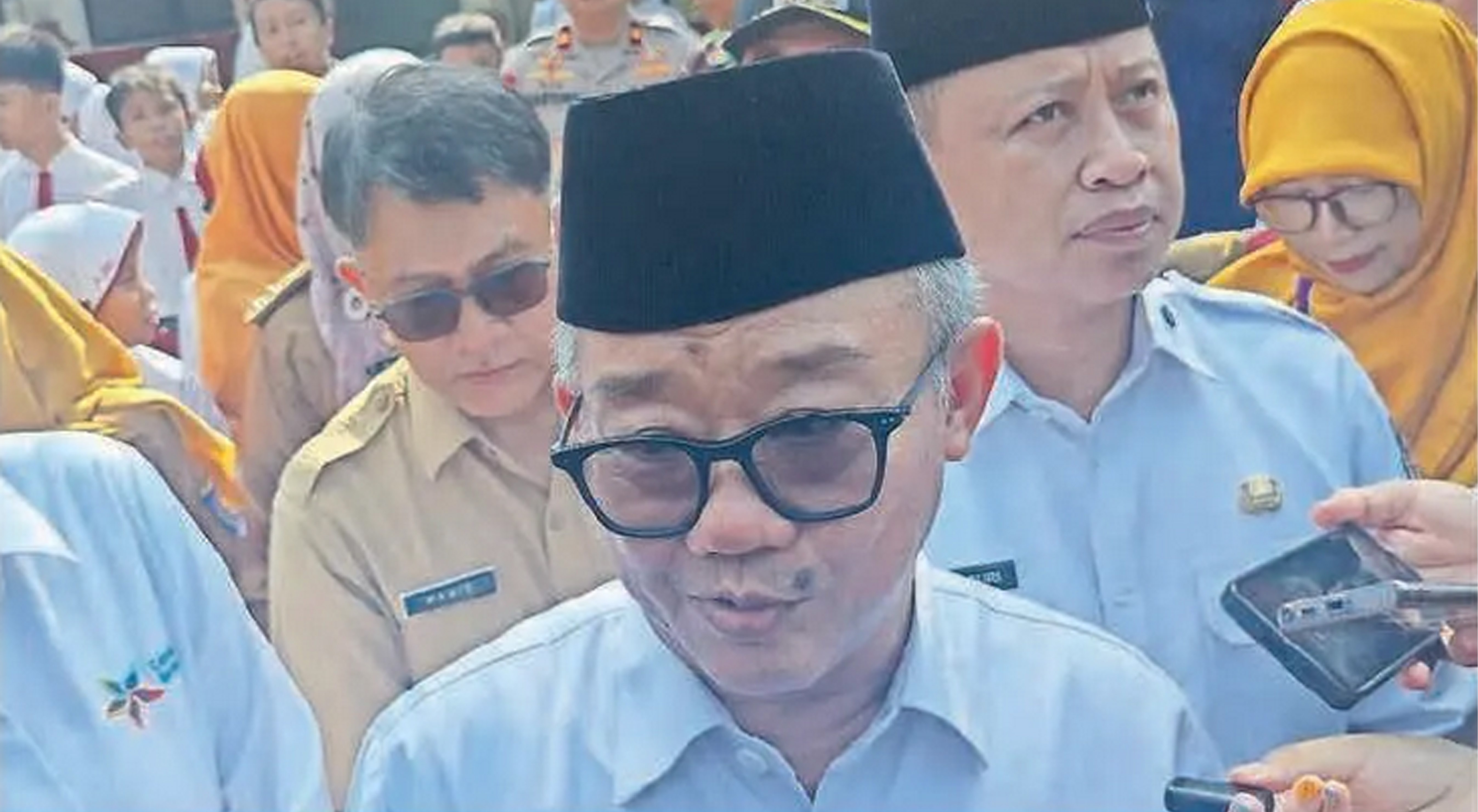 ATURAN PEMAKAIAN: Mendikdasmen Abdul Mu&rsquo;ti menjadi pembina upacara di SMP Negeri 2 Depok kemarin (30/3). Menurut Mu&rsquo;ti, pembatasan gawai mencegah dampak negatif penggunaan internet berlebihan.