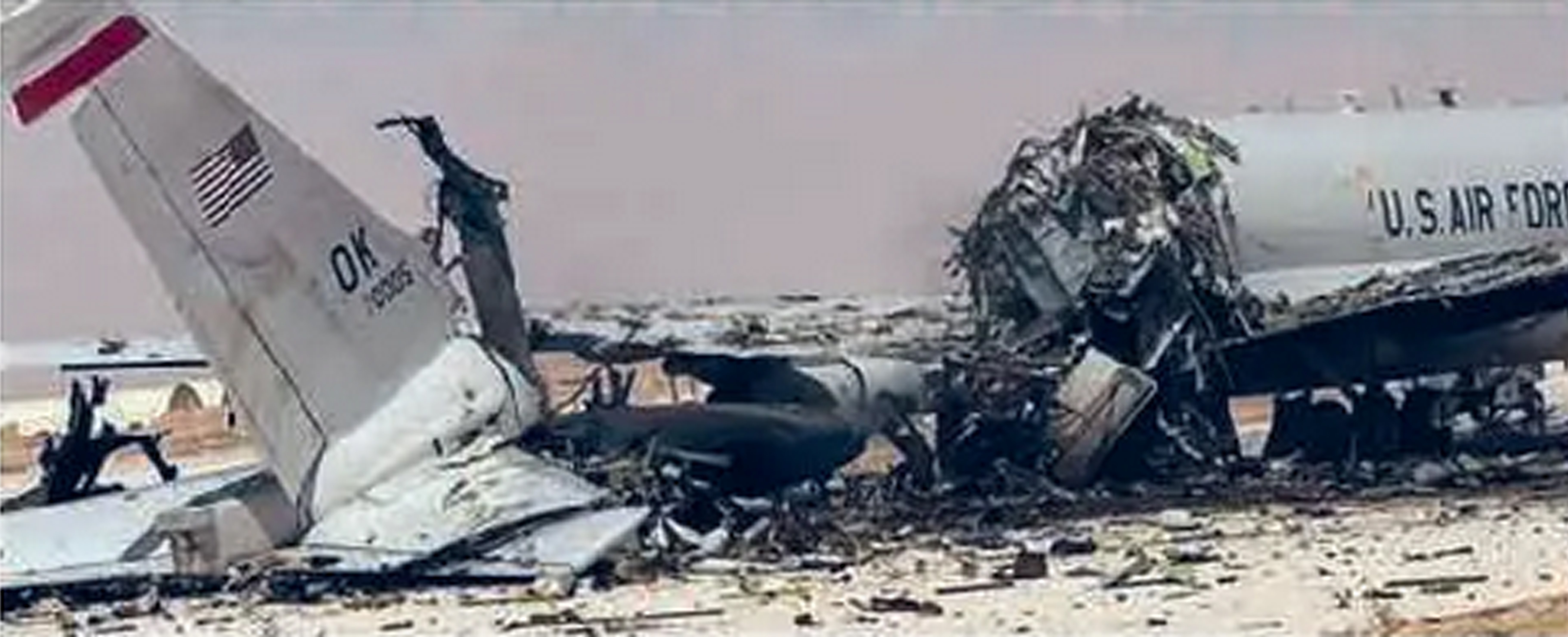 TERTEMBAK: Pesawat AWACS atau pesawat pengintai dan pemberi sinyal bahaya milik AS yang hancur karena serangan Iran di Prince Sultan Airbase, Arab Saudi, Minggu (29/3).