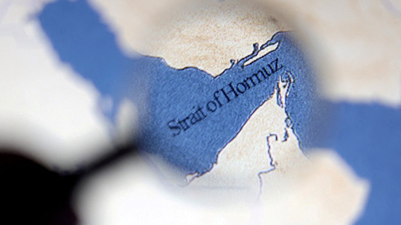 Dua kapal kontainer asal China akhirnya berhasil melewati Selat Hormuz setelah sempat tertahan akibat eskalasi konflik perang antara Iran dengan Israel.