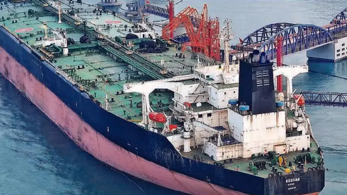 STOK MELIMPAH: Kapal tanker minyak berlabuh di Pelabuhan Yantai, Provinsi Shandong, Tiongkok.