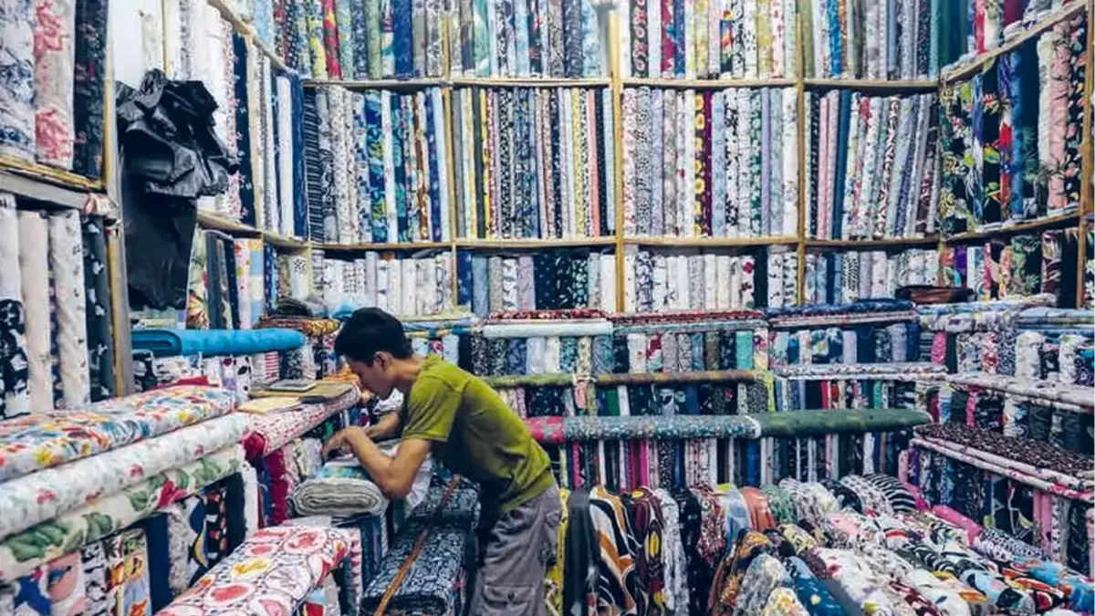 TURUNAN MINYAK BUMI: Tekstil yang dijual di Pasar Tanah Abang, Jakarta. Produk pakaian dan tekstil di Indonesia mayoritas menggunakan campuran polyester dengan kapas maupun rayon