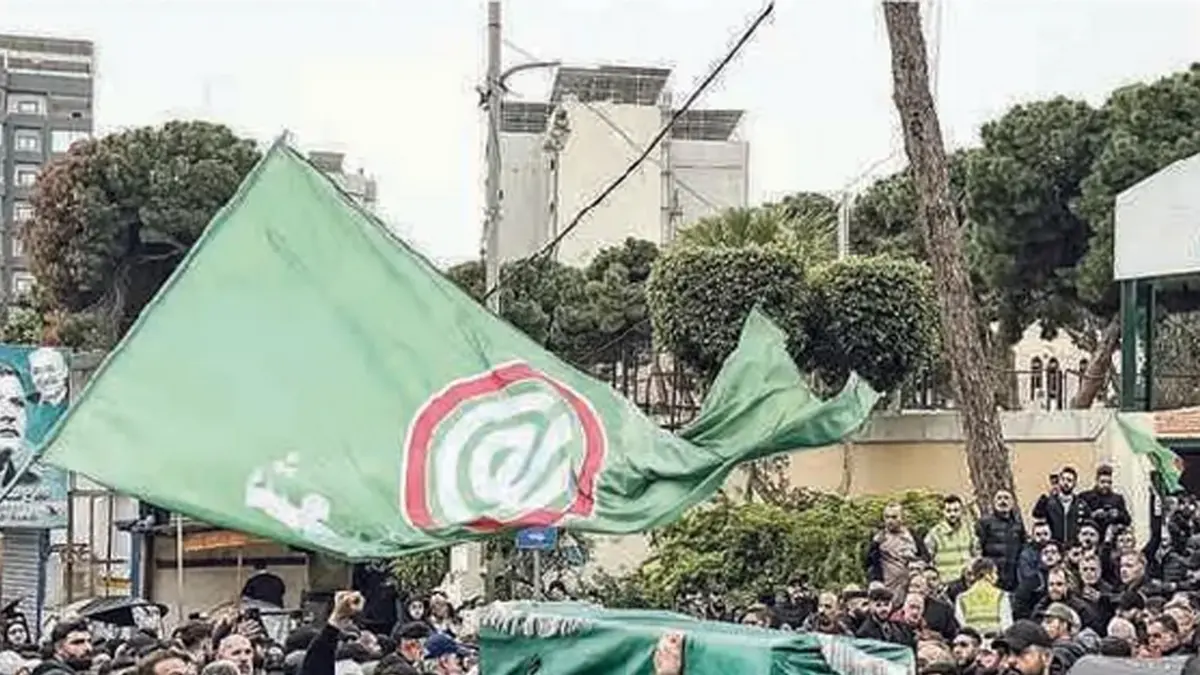 BERDUKA: Para pelayat membawa peti mati seorang sekutu Hizbullah yang tewas di Lebanon Selatan, Kamis (2/4).