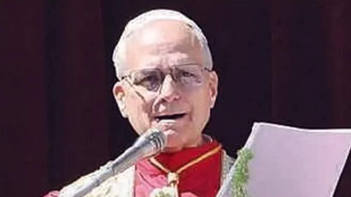 CINTA DAMAI: Paus Leo XIV berpidato di balkon Basilika Santo Petrus, Vatikan kemarin (5/4).