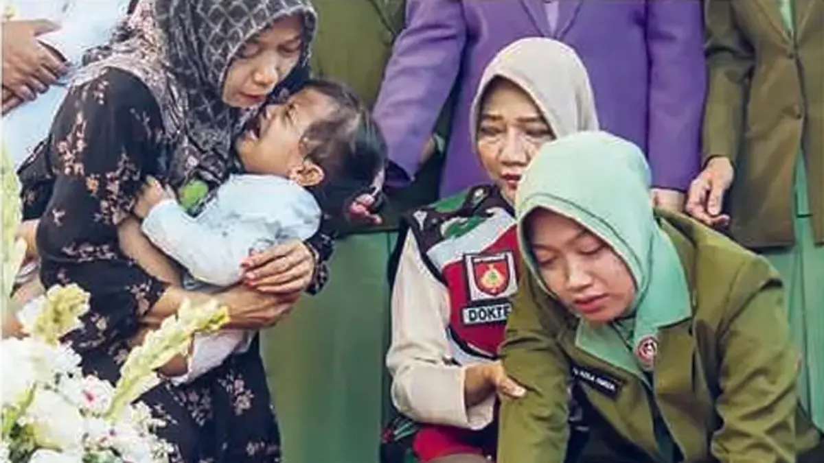 istri Kopda (Anumerta) Farizal Rhomadhon, Fafa Nur Azila (kanan), di TMP Giripeni, Wates, Kulon Progo. (Antara)