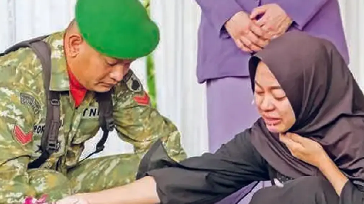 Istri Serka (Anumerta) Muhammad Nur Ichwan, Hana Dita Anjani, menabur bunga di Taman Makam Pahlawan Giri Dharmojoyo II, Kota Magelang, Jawa Tengah, kemarin (5/4). (Antara Foto)