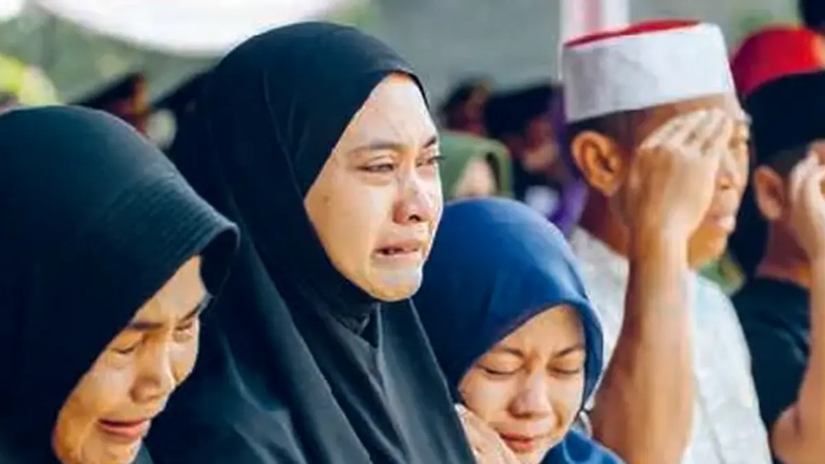 Keluarga Mayor Infanteri (Anumerta) Zulmi Aditya Iskandar menangis saat pemakaman di Taman Makam Pahlawan (TMP) Cikutra, Kota Bandung, kemarin (5/4). (Antara Foto)