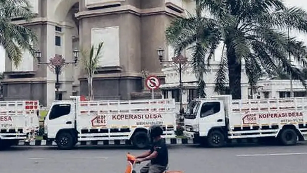 ANGKUT KOMODITAS: Sejumlah truk untuk operasional Koperasi Desa/Kelurahan Merah Putih parkir di kawasan Monumen Simpang Lima Gumul, Kabupaten Kediri, Jawa Timur, kemarin (6/4).