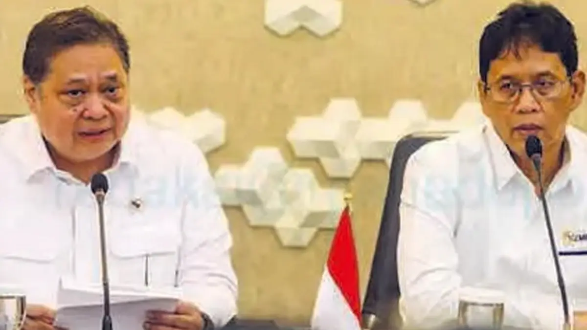 RUANG FISKAL: Menko Bidang Perekonomian Airlangga Hartarto (kiri) bersama Menteri Keuangan Purbaya Yudhi Sadewa memberikan keterangan pada konferensi pers di Jakarta kemarin (6/4).