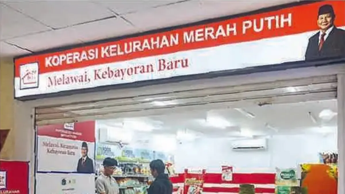 SEDIAKAN SEMBAKO: Warga berbelanja di KDMP Melawai, Jakarta, kemarin (7/4). Gerai itu dilaporkan masih berjuang membenahi kondisi keuangan yang minus setelah hampir setahun beroperasi.