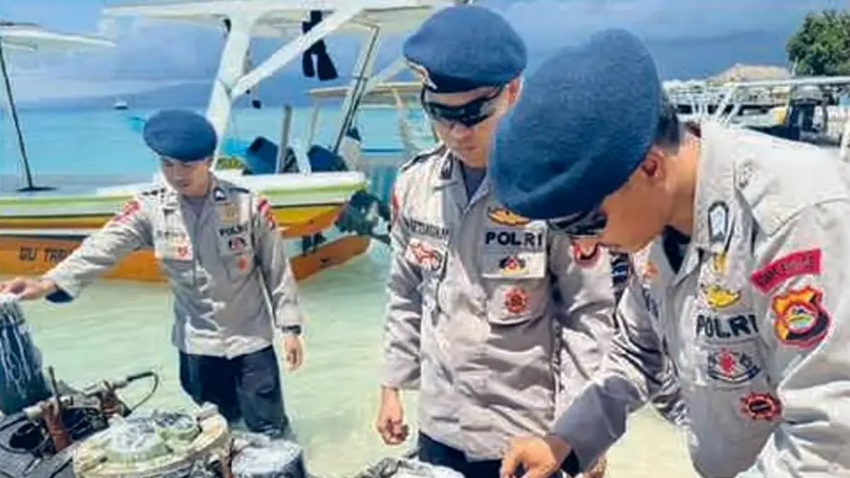 TIDAK BERBAHAYA: Tim Gegana Polda NTB memastikan benda mirip torpedo di Gili Trawangan, Kabupaten Lombok Utara, NTB, aman dan tak mengandung zat radioaktif kemarin (7/4).