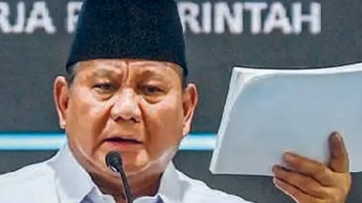 EVALUASI: Presiden Prabowo Subianto menyampaikan arahan kepada menteri dan dirut BUMN di Istana Kepresidenan, Jakarta, kemarin (8/4).
