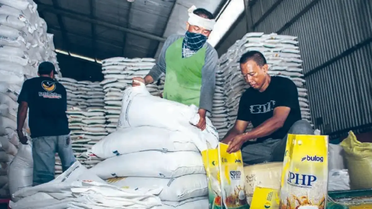 PASOKAN MELIMPAH: Pekerja mengemas beras Stabilisasi Pasokan Harga Pangan di gudang Bulog, Palangka Raya, Senin (6/4).