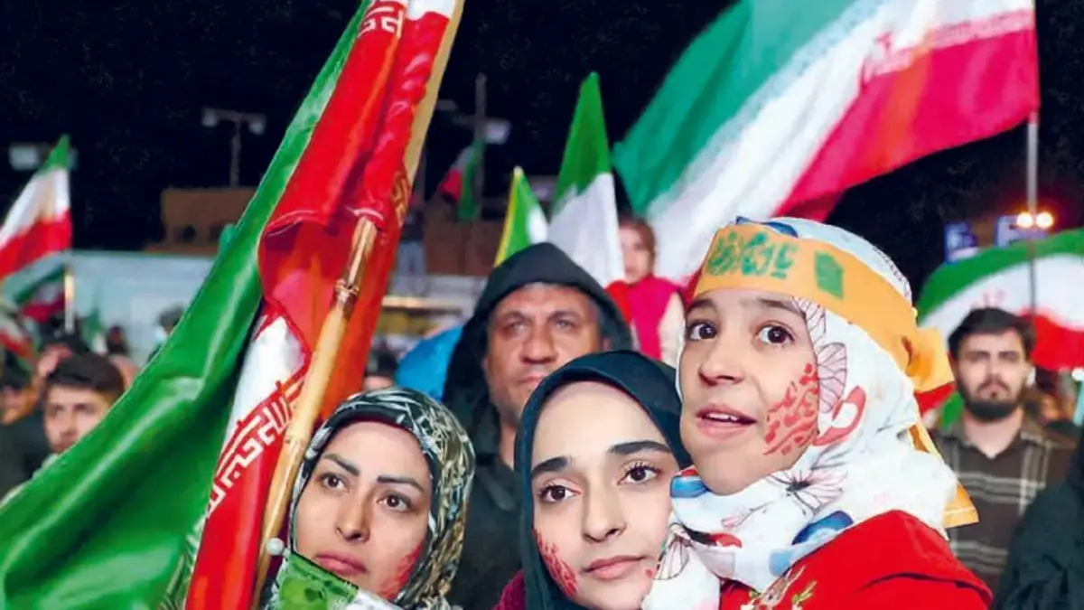 REAKSI WARGA: Penduduk Iran berkumpul di Alun-Alun Enghelab, Teheran, setelah pengumuman gencatan senjata kemarin (8/4).