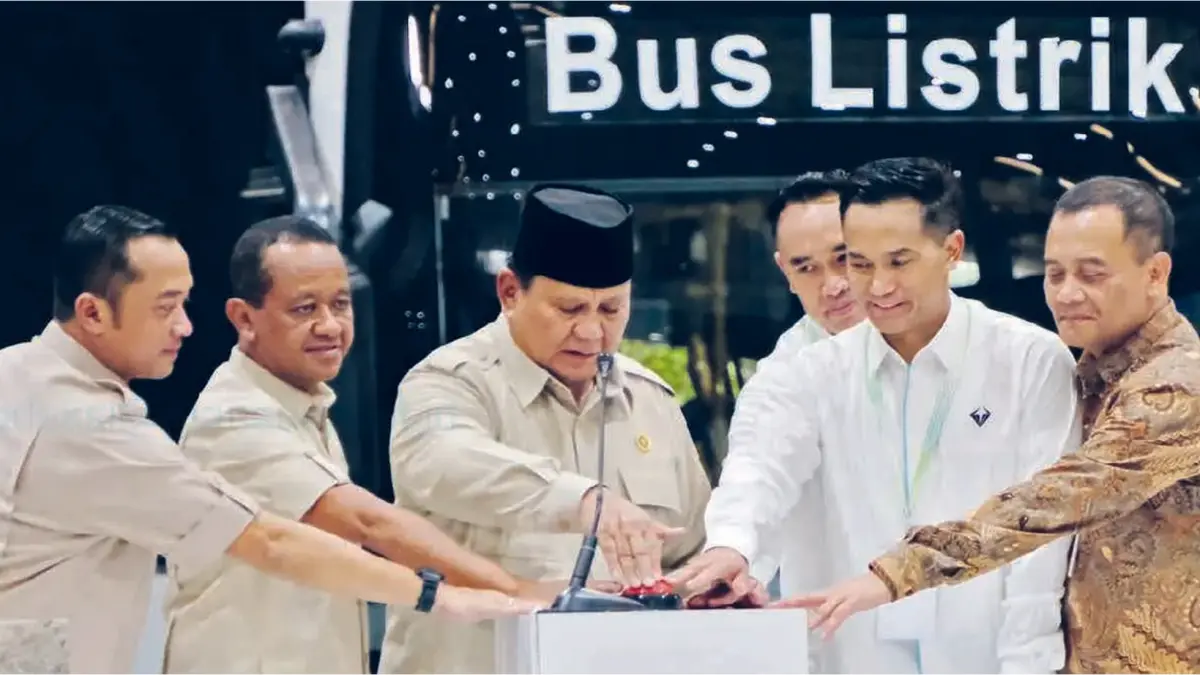 Presiden Prabowo Subianto bersama Menteri Sekretaris Negara Prasetyo Hadi (kiri), Menteri ESDM Bahlil Lahadalia (dua dari kiri), Komisaris Utama PT VKTR Teknologi Mobilitas Tbk Anindya Bakrie (dua dari kanan), dan Gubernur Jawa Tengah Ahmad Luthfi (kanan) meresmikan pabrik perakitan kendaraan komersial berbasis listrik PT VKTR Sakti Industries di Magelang kemarin (9/4).