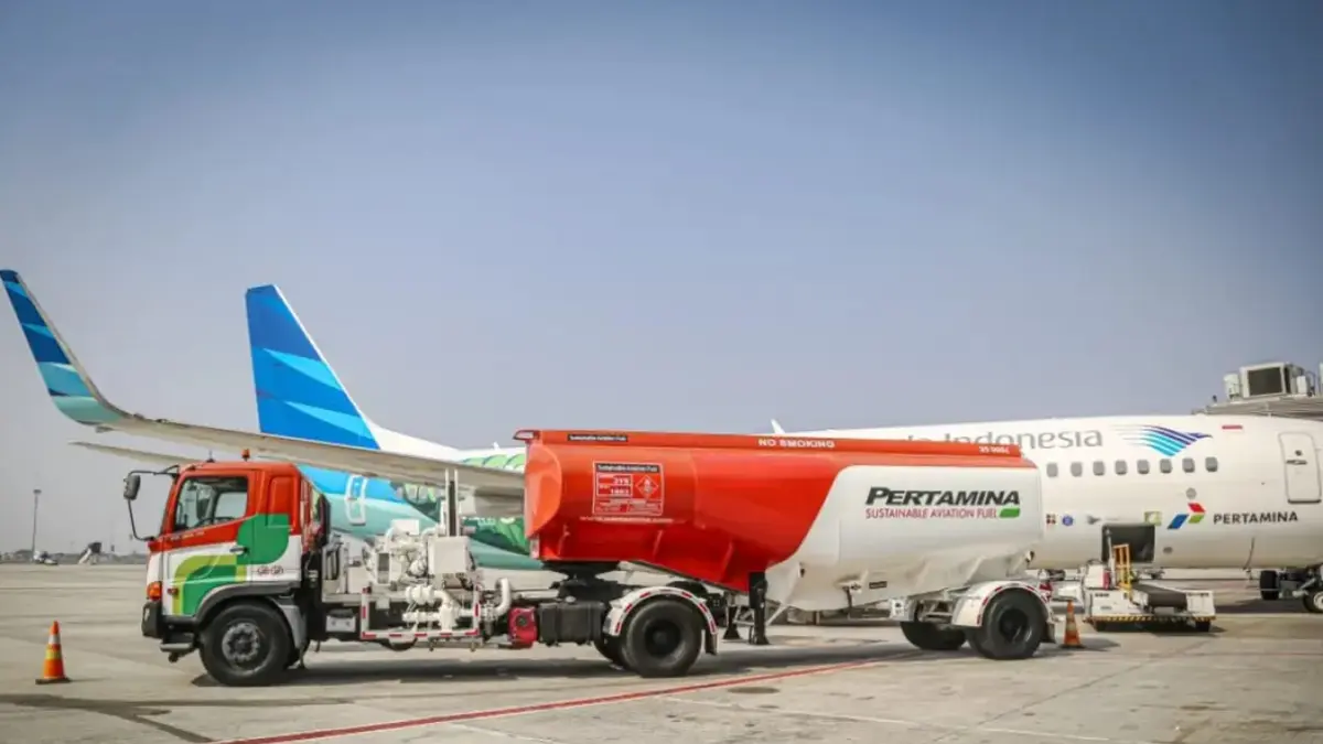 ILUSTRASI Pengisian avtur ke pesawat. (dok. Pertamina)