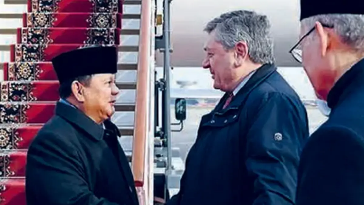 KUNJUNGAN DIPLOMATIK: Presiden Prabowo Subianto tiba di Moskow, Rusia, kemarin (13/4). Kedatangannya disambut Deputy Foreign Minister Andrey Rudenko (kiri depan) dan Duta Besar RI untuk Rusia Jose Tavares.