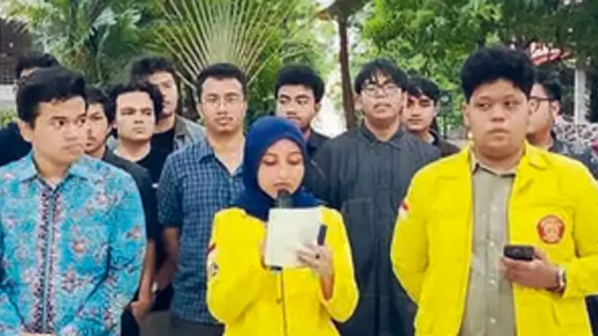 SIKAP TEGAS: Ketua BEM FHUI Anandaku Dimas Rumi (kanan), Wakil Ketua BEM UI Fatimah(tengah), dan kuasa hukum korban Timotius Rajagukguk menggelar konferensi pers terkait pelecehan seksual verbal yang diduga dilakukan 16 mahasiswa di Kampus UI, Depok, kemarin (14/4).