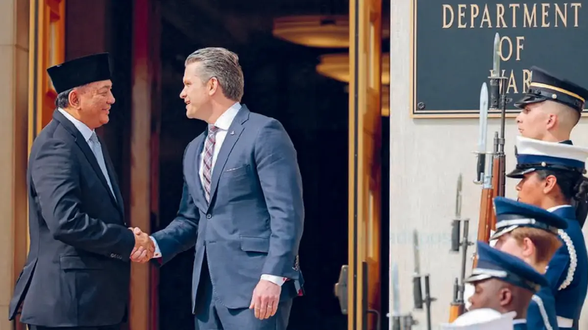 DUA NEGARA ADIDAYA: Menteri Pertahanan Sjafrrie Sjamsoeddin (kiri) bersalaman dengan Menteri Perang AS Pete Hegseth di Pentagon, Senin (13/4).