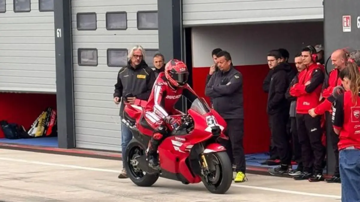 PROTOTIPE: Michele Pirro tengah menjajal Desmosedici GP27 yang berkapasitas 850 cc di Sirkuit Misano, Senin (13/4).