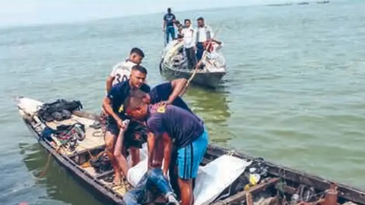 EVAKUASI: Para petugas pantai menyelamatkan pengungsi Rohingya yang tenggelam di Laut Andaman. Sebagian korban belum ditemukan.
