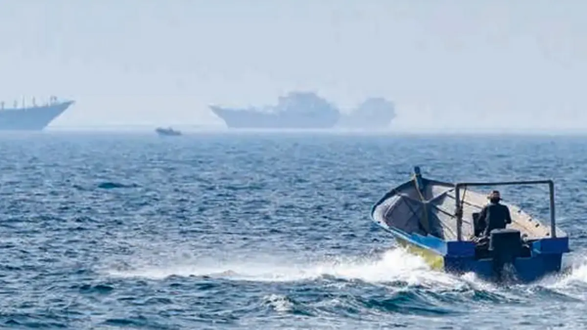 KAWASAN KONFLIK: Perahu berlayar di Selat Hormuz. Militer Iran dan AS berebut menguasai jalur laut tersebut.