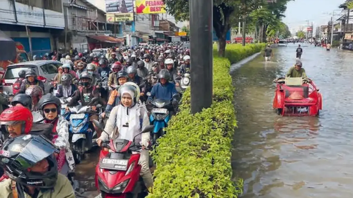 MELUAP: Salah satu jalur di Jalan Yos Sudarso, Solo, dipadati kendaraan. Ruas sebaliknya tergenang air.