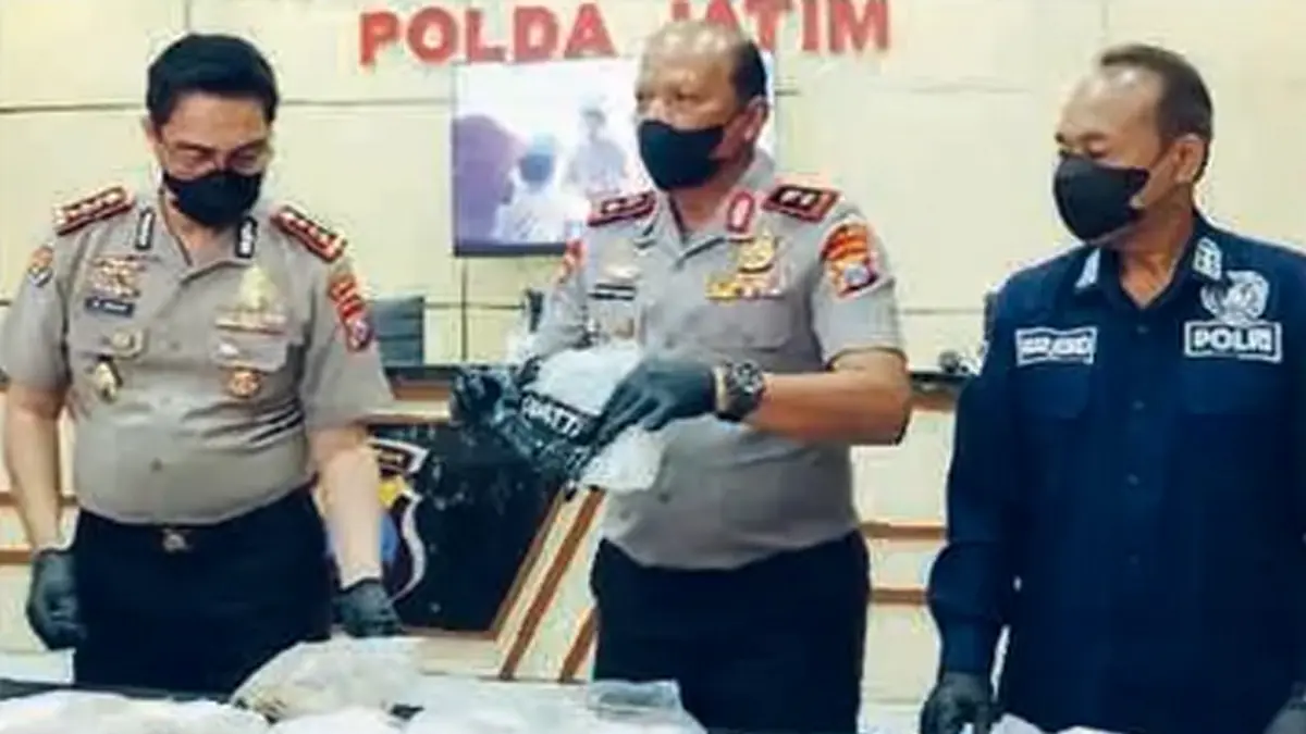 NARKOTIKA GOLONGAN I: Kapolda Jatim Irjen Pol Nanang Avianto (tengah) menunjukkan temuan heroin di Mapolda Jatim, Surabaya, kemarin (16/4). Heroin itu ditemukan wisatawan di Pantai Pasir Putih Kahuripan, Desa Gedugan, Sumenep.