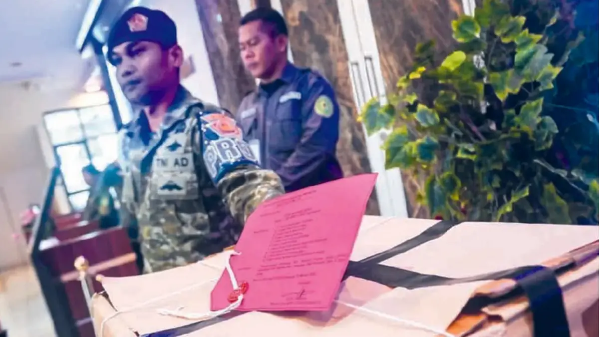 PROSES HUKUM: Prajurit TNI berjaga di samping berkas perkara penyiraman air keras Andrie Yunus di Pengadilan Militer II-08 Jakarta kemarin (16/4).