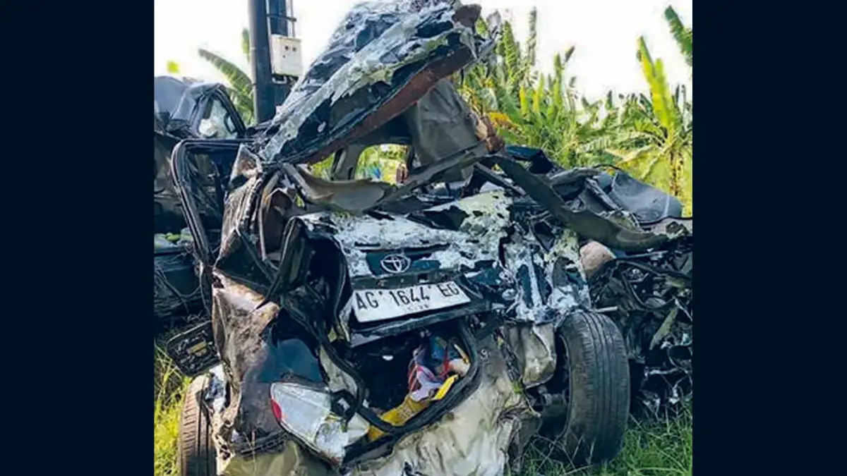 TAK BERBENTUK: Sedan Toyota Vios bernopol AG 1644 EG setelah laka beruntun di Jalan Raya Lumajang, Desa Malasan Wetan, Kabupaten Probolinggo, jelang dini hari kemarin (19/4). (SATLANTAS POLRES PROBOLINGGO UNTUK RADAR BROMO GRUP JAWA POS)