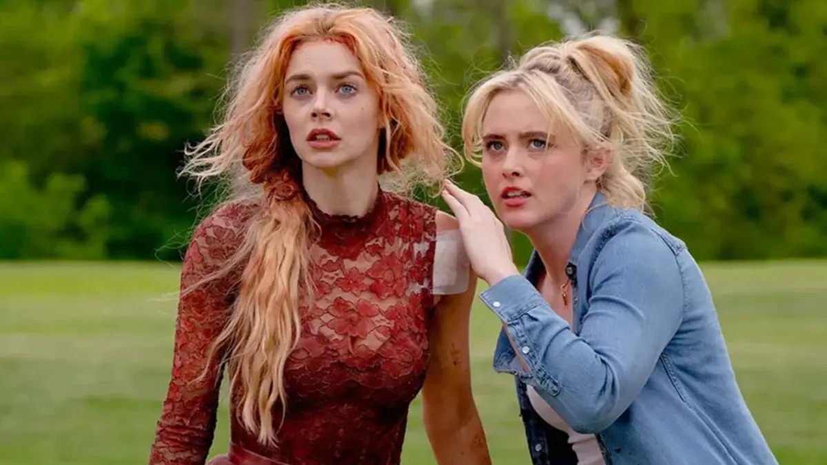CINTA-BENCI: Grace (kiri, Samara Weaving) dan adiknya, Faith (Kathryn Newton), berusaha lepas dari kejaran sekte sesat di film Ready or Not 2: Here I Come. Film ini dirilis pada 15 April lalu dan sedang tayang di bioskop Indonesia. (Foto: Searchlight Pictures)