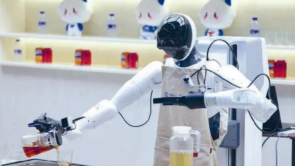 AKAL IMITASI: Robot menyiapkan minuman di stan China Mobile selama Mobile World Congress di Barcelona, Spanyol. Pengembangan AI menjadi program strategis pemerintah Tiongkok.