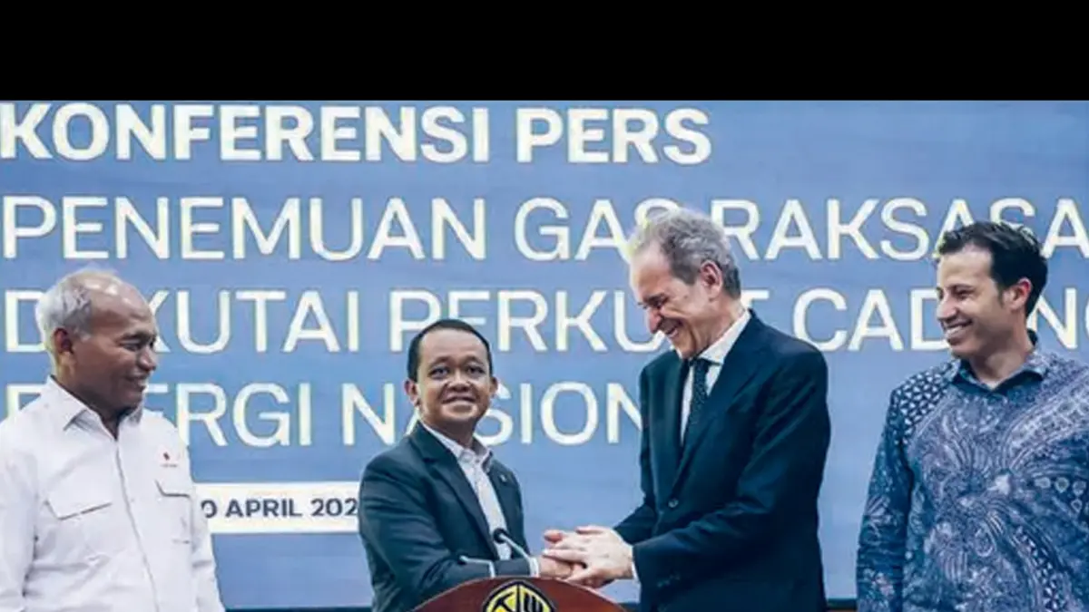 KURANGI IMPOR: Dari kiri, Kepala SKK Migas Djoko Siswanto, Menteri ESDM Bahlil Lahadalia, Head of Middle and Far East Region ENI Ciro Pagano, dan Managing Director ENI Indonesia Mirko Araldi usai konferensi pers terkait penemuan cadangan gas raksasa di Kementerian ESDM, Jakarta, kemarin (20/4).
(ANTARA FOTO)